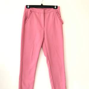 Söta rosa kostymbyxor i strl. s från Zara med volanger på fickorna. I använt men fint skick.