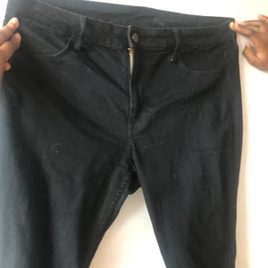 Skinnet jeans från H&M.   - Aldrig använt för stor för mig, priset kan diskuteras i DM