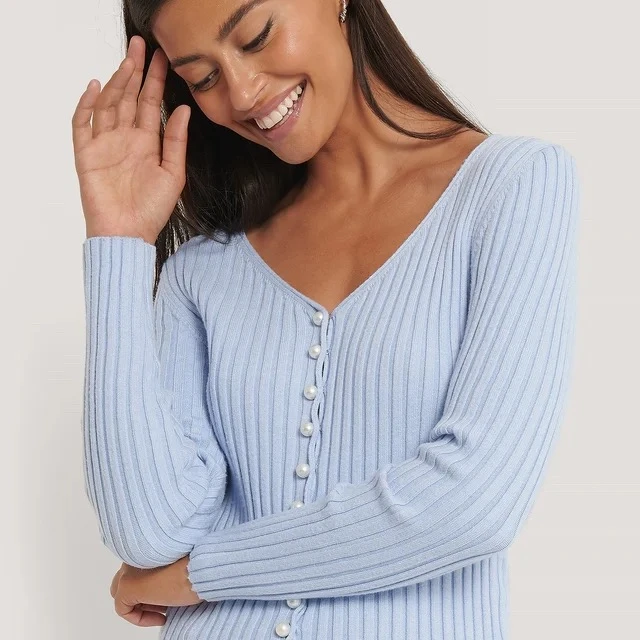 Stickas cardigan med pärldetaljer