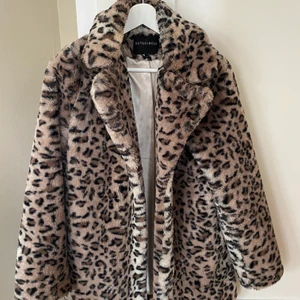 Kappa från rut&circle - Fluffig leopard kappa