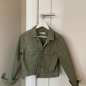 Jacka från gina - Kort grön jacka från Gina tricot 