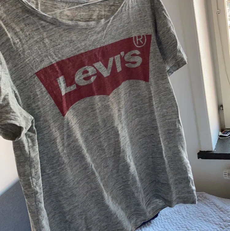 Snygg Levis tröja i strl M. Använd ett fåtal ggr.. T-shirts.