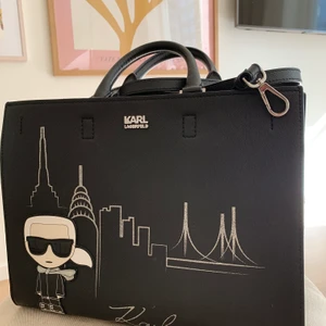 Karl Lagerfeldt TOTE Bag - Säljer min Karl Lagerfeldt väska då den inte längre kommer till användning. Kvittot finns kvar och väskan är i princip som ny då den sällan kommit till användning. Orginalpriset är 3200kr och jag säljer väskan för 2000kr. Vill du göra en snabb affär går priset att diskutera. 