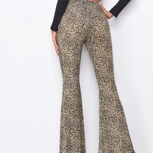 Leopard bootcut  - Skit snygga bootcut leggings i leopard mönster i storlek M! Frakt tillkommer på 30kr🐆