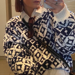 Oversized stickad tröja  - Mysig oversized stickad tröja. Snygg att dra över en klänning! Aldrig använd men köpt på second hand. Frakt tillkommer!✨💞