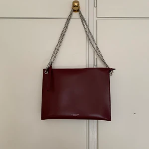 Malene Birger väska - Malene Birger VIVI MINI väska i supersnygg röd färg! Perfekt storlek, har 3 fack som delar dragkedja (som ni kan se bild 2). Har ett långt rött band som är crossover som kommer med, eller så kan man styla med kedja! Köpt på zalando, dustbag följer med. Knappt använd. Säljs i befintligt skick. Kan endast skicka, köpare får välja om man vill ha med spårbart. Köpare står för frakt! Köpt för 2.645kr