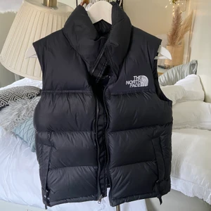 Perfekt väst - Säljer finaste västen då den blivit lite för liten för mig. Ser ut precis som när jag köpte den. Storlek xs och köpt på zalando för mindre än ett år sedan. Nypris: 2 021kr budgivning från 700kr eller köp dirrekt för 1300kr❤️