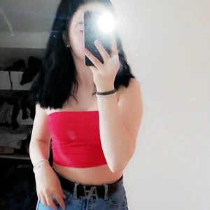 Röd bando topp - Röd bando topp från hm super fin och den glider inte ner som vissa kan göra kan gå ner i pris 