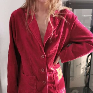 Röd Manchester Kavaj - Röd Kavaj med ros detaljer. Fint skick och ganska varm!