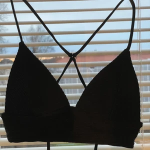 Bikini överdel - Knappt använd svart bikini överdel från H&M. Storlek 34 men skulle säga rätt liten! Lätt att justera och perfekt till sommaren💕
