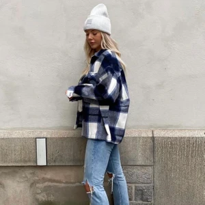 rutig skjortjacka  - säljer min blå/vita rutiga skjortjacka från zara då den inte kommer till användning längre. storlek S 