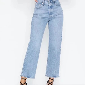 Levis ribcage straight - Säljer nu mina jätte fina Levis jeans då dem aldrig kommer till användning. Helt nytt skick, endast använda ett fåtal gånger.
