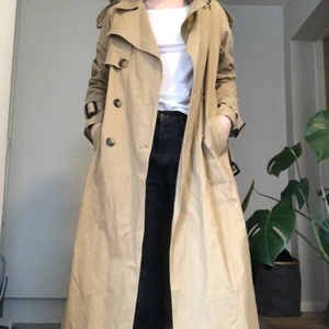 NY Trenchcoat - En trenchoat som aldrig kommit till användning då jag känner att den sitter för tajt. Från BikBok. Är 166 och brukar bära strl S för referens.