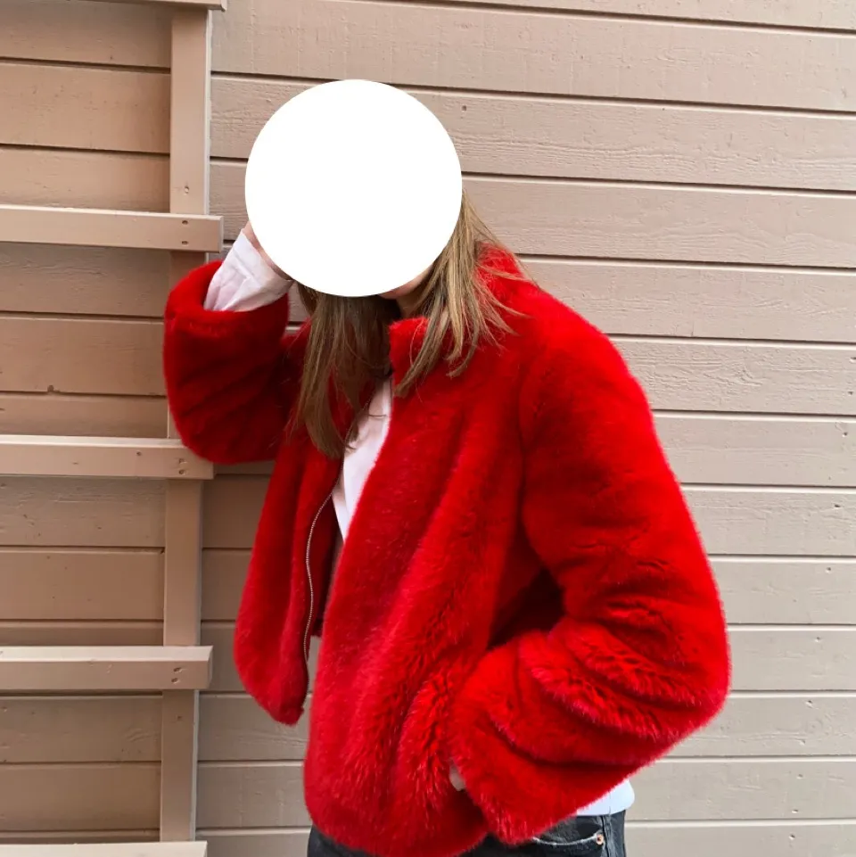 Härlig röd fluff jacka, köpt för flera år sedan men inte kommit till användning. Från Zara, TRF collections. Storlek S❤️ frakt exkluderat från priset. Jackor.