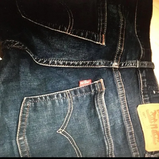 Blå Levi’s jeans modell 510 skinny för junior storlek 12, knappt använda, i gott skick. Resår på insidan i midjan för bättre passform. Litet (mini-)hål på höger ben fram. 98%bomull, 2%elastan.. Jeans & Byxor.