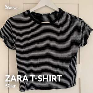 Supersöt t-shirt från Zara i ett stretchigt material. Så gott som oanvänd därav mycket gott skick.