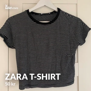 Zara t-shirt - Supersöt t-shirt från Zara i ett stretchigt material. Så gott som oanvänd därav mycket gott skick.