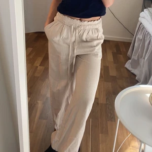 Beiga linne byxor  - Uppsydda i benen så passar en som är ca 155-160! Buda💖