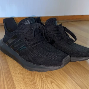 Adidas skor  - Säljer dessa adidas skor som jag inte har använt utomhus, säljer dem pågrund av att jag inte får nån användning för dem, dem är i 38 och ordinarie priset var 689 kr.