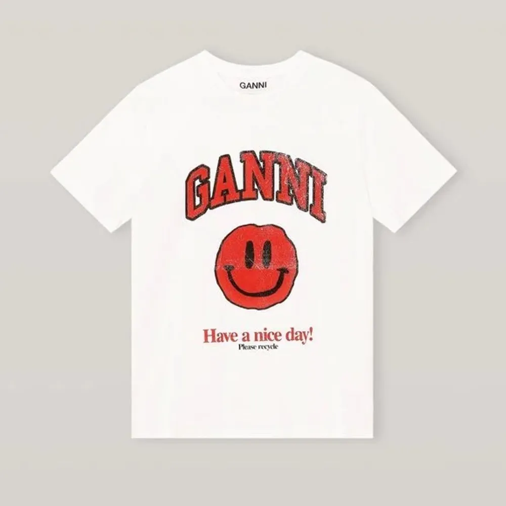 Säljer denna mycket eftertraktade T-Shirt ifrån Ganni, använd Max 2 ggr!. I storlek S, men passar både XS - M. T-shirts.