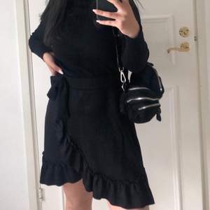 Säljer nu denna svarta kjol från Gina Tricot på grund av att den är lite för stor för mig, sjukt snygg nu till sommaren och passar med väldigt mycket! Köparen står även för frakt som är runt 45kr.