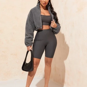 Cropped teddy jacket strl L - Säljer en puffig kort jacka i stl L men passar även som M. Jackan är helt ny och är endast ur sin förpackning och testad. Har ett silkes material innanför. 🌹Köparen står alltid för frakten. Ansvarar ej för postens slarv. Köpt är köpt🌹