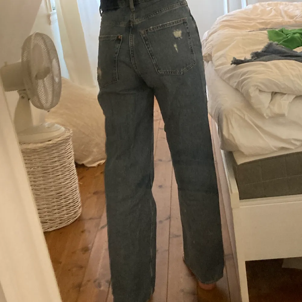 raka jeans ifrån hm! super bra skick då de aldirg är använda! jag är 165cm och har en innerbenslängd på 75cm💗. Jeans & Byxor.