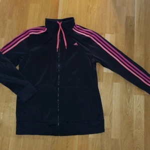 Adidas kofta - Aldrig använd, enbart testad. Storlek L, frakt ingår men spårbart betalar kund. 