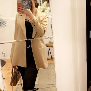 Camel Oversized Dad Blazer - Helt ny Oversized Dad Blazer från prettylittlething. Aldrig använd och prislappen finns kvar. Nypris ca 400kr, säljes för 150, priset kan diskuteras vid snabb affär. Fler bilder kan tas! Passar storlek xs, s och kanske även M
