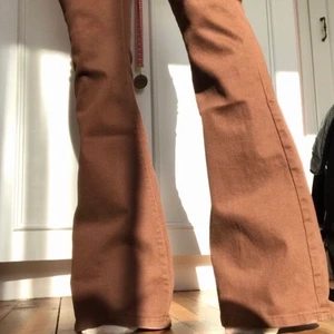 bruna jeans -  mina supersnygga och populära jeans i storlek 36/S 🤩 dem är såklart aldrig använda 🤎 dem är väldigt sköna och färgen är så snygg! ingen budgivning, först till kvarn 🦋 skickas med spårbar frakt 🌞