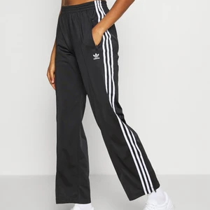 Adidas stl 38 - Säljer ett par adidas byxor från Zalando. Ordinariepris 499kr i stl 38. Den har dragkedja nere vid benen och är vida av sig. De är helt nya har använt de 2 gånger och sedan har de legat i garderoben. 