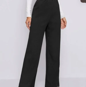 Svarta vida byxor - Säljer mina svarta byxor💗 säljer för att dom är förstora i midjan men väldigt fina💗ribbat material 💗💗ordpris 139kr💗