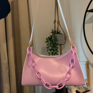 Söt lila väska 💜 - Liten väska med plastkedja. Aldrig använd 💟