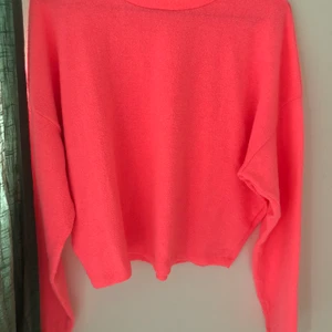 Neonrosa tröja - Neonrosa tröja, men ser lite orange ut på bilden. Mjuk och en tröja jag älskar som inte längre passar min stil. Använd ngr gånger men bra skick. Minns jag rätt är den från H&M. 40kr+frakt💛