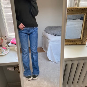Jeans med slits - Populära jeans från pull & bear med slits. Storlek 36 ❤️ Använda men i fint skick! 