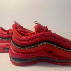 Nike Air Max 97 Leopard Pack Red - Nypris: 5000kr. Endast använda en gång. Äkta skor! Kontakta vid frågor och fler bilder👟
