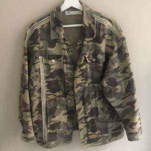 Vårjacka Zara  - Jätte snygg Zara jacka som passar perfekt till våren och sommaren! Jätte bra skick