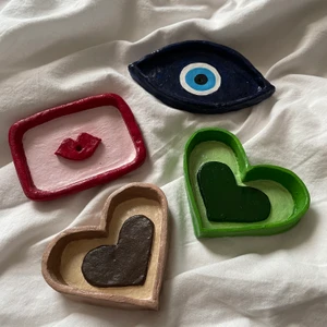 incense hållare och smyckes tallrik   - Kan användas som icense hållare och även skål som man kan ha sina smycken i! Egengjorda så kan finnas små defekter! Kan även ta beställningar på dessa. Priset varierar beroende på storlek och tid! (priset i titeln är minimum)