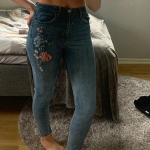 Broderade jeans - Jättefina somriga blåa jeans med broderade blommor på vänster framsida. Köpta från HM i storlek 36, men skulle också passa perfekt som storlek 34:) 
