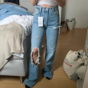 Zara Jeans - Intressekoll på dessa alldeles nya ”wide leg full length” jeans från Zara med prislappen kvar. Säljer då de är för långa på mig som är 160. (Därav sitter hålet för långt ner på mig)💕
