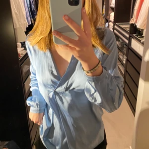 Blå skjorta - En blå skjorta / blus som är superfin💙 fint skick !! Köparen står för frakten 💘