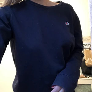 Champion sweatshirt  - Mörkblå champion sweatshirt!😊