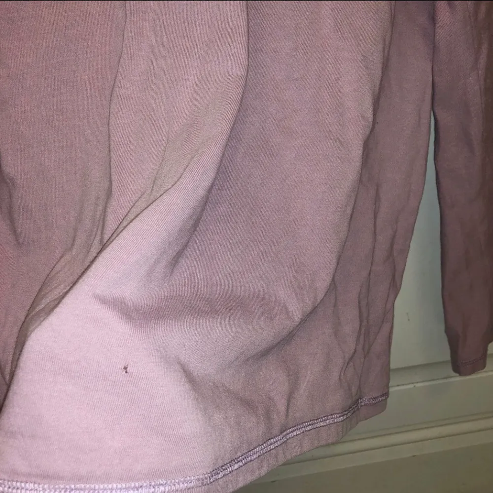 Gammeldags rosa tröja från Evisu. Storlek S/M. Fint skick bortsett från ett litet hål (bild 3) men det går säkert att sy ihop lite snyggt! . Tröjor & Koftor.