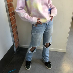 Jeans med hål - Säljer dessa snygga jeans pga att dom tyvärr har blivit för små. Du står för frakt 💗
