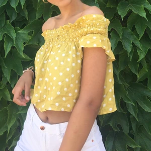 Söt topp - Säljer min söta topp/blus i storlek S från pull & bear🥰 Så fin på sommaren till byxor eller shorts osv. Använd 2 ggr!! 