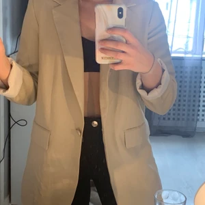 Blazer - Superfin blazer med en lite oversized passform i en beige färg!🤍  aldrig använd - prislapp kvar