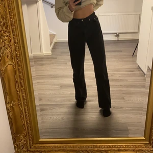 NA-KD jeans - Säkjer nu dessa fantastiska jeans från NA-KD i deras modell ”ekologiska denim med hög midja och vida”. De är sparsamt använda då de inte riktigt är min stil längre. Storlek 34 men skulle nog säga att de passar storlek 36 oxå! Nypris 500:-!❣️❣️❣️