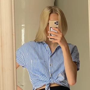 Vit/blå randig skjorta från zara - Hel och fin, precis som ny.