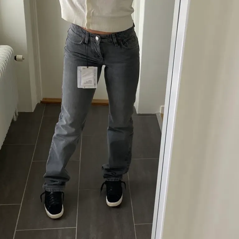 Grå zara jeans som är slut på hemsidan och i butik. Jag har de i storleken 38. De är raka i modellen och sitter lågmidjat, de är HELT NYA och PRISLAPP SITTER KVAR! Buda eller köp direkt för 650kr, buda med +20 kr 🤎🤍🤎🤍Frakt 66kr. BUDA FRÅN 400 Högsta bud:500 + frakt. Jeans & Byxor.