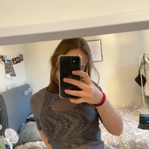 Grå spetstop - Säljer denna gråa spetstop eftersom att den är för stor på mig, men annars som ny❤️ Köpare står för frakt!